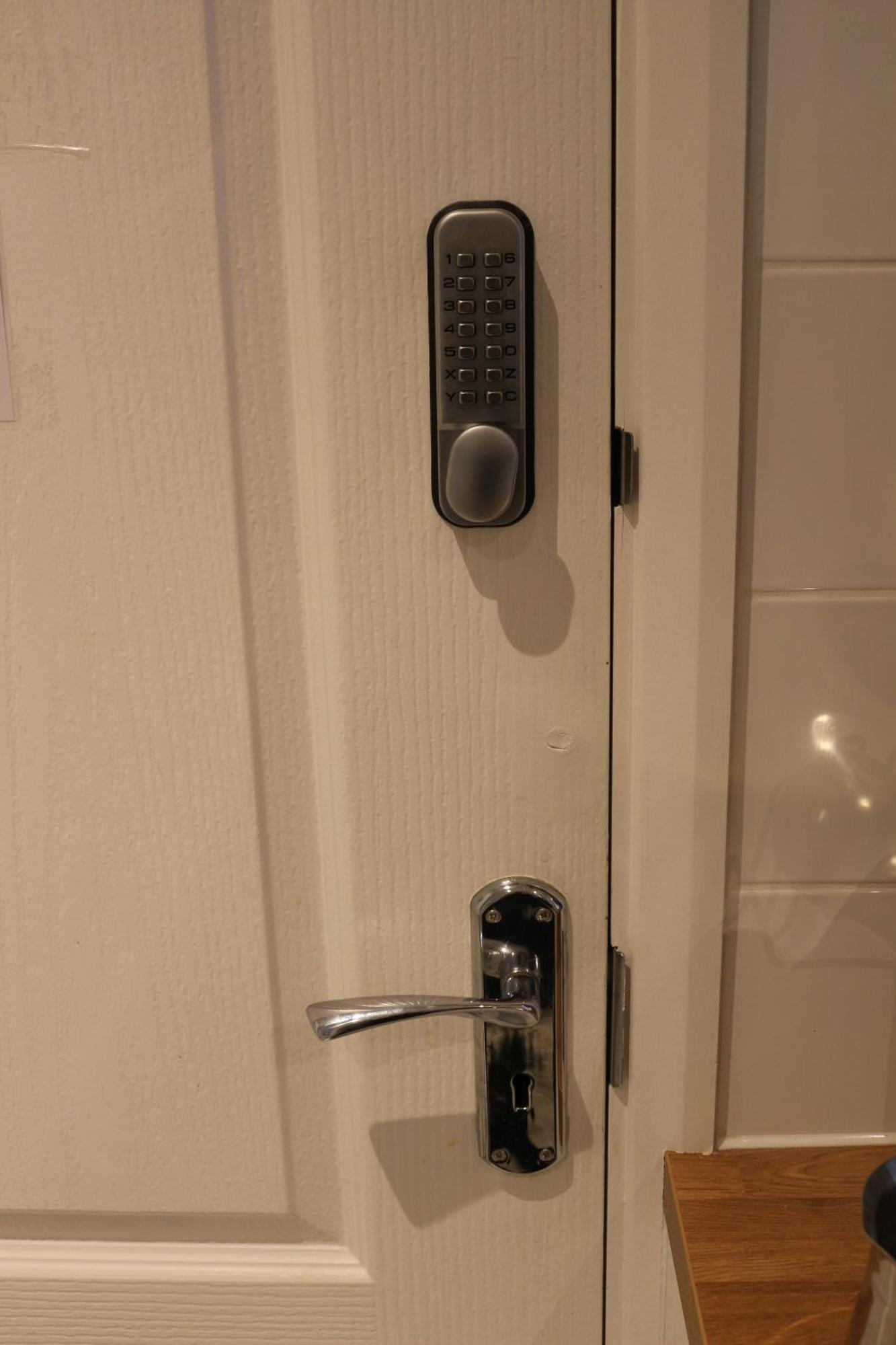 Ensuite Master Bedroom, Private Bathroom, Inside Family Home, Walking Distance To Harry Potter Watford  Esterno foto